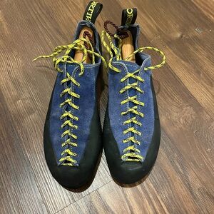 La Sportiva Italy Made Women's 41 NL Blue Suede Rock Climbing Bouldering Shoes